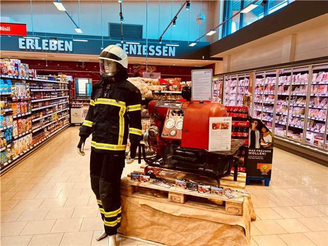 Im örtlichen Supermarkt wirbt die Feuerwehr um neue Mitglieder.  Foto: privat