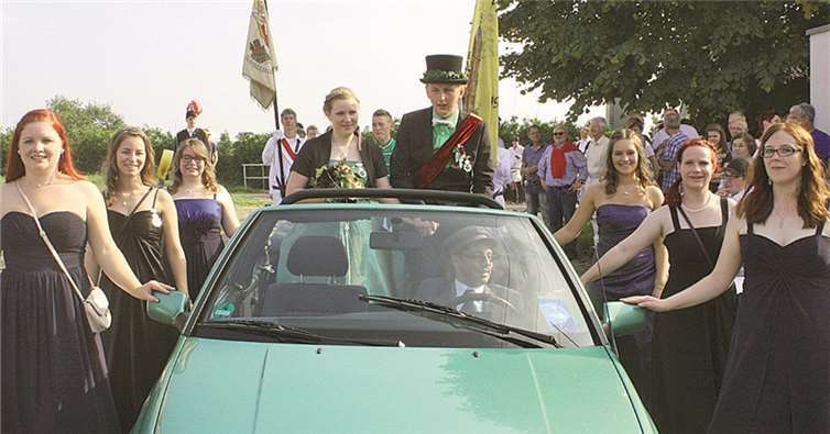 Im offenen Cabrio fuhren Paul Kuhn und Marion Schmitz beim traditionellen Königszug durch den Ort.