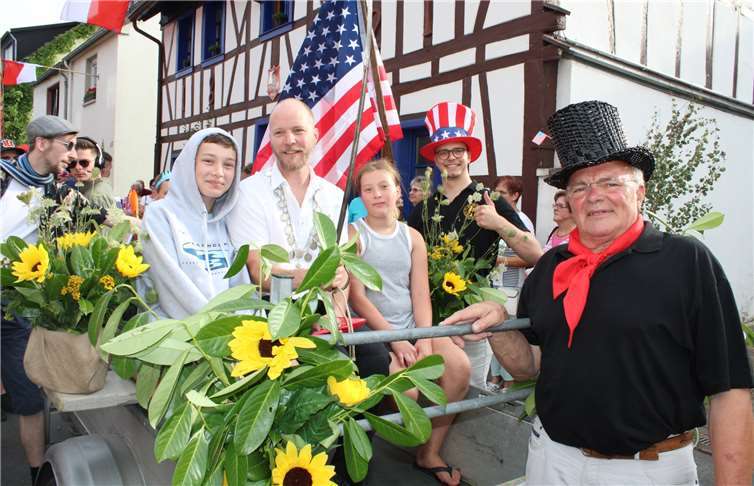 Im offenen Wagen wurde die Majestät beim Festzug durch den Ort chauffiert.