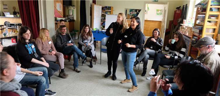 Im praktischen Teil des „kleinen Fachtags“ führte Beatriz Rivas dabei Einzelelemente aus ihren Workshops mit den engagierten Teilnehmer-/innen durch. Foto: privat