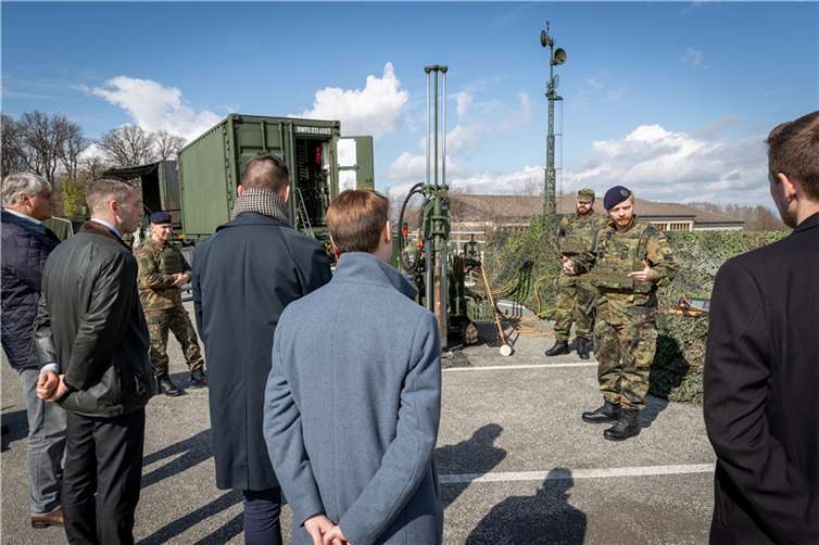 Im praktischen Teil stellte sich der Organisationsbereich Cyber- und Informationsraum in einer statischen und stellenweise dynamischen Vorführung den Abgeordneten vor.