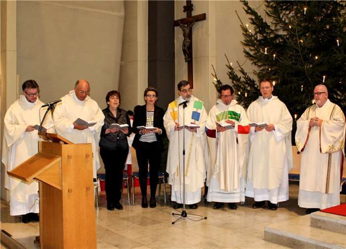 Im priesterlichen Ornat reihte sich Lothar Anhalt in das Seelsorgeteam der PG Linz ein.