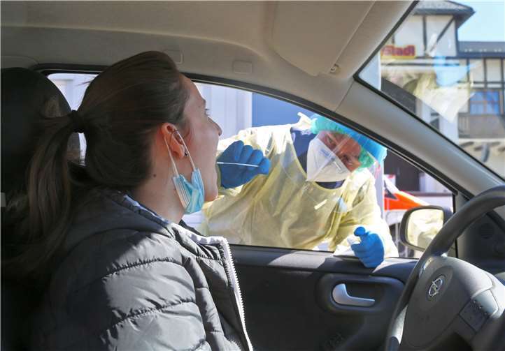 Im ring°carré (ehemals Eifeldorf) sind in Zusammenarbeit mit dem DRK Ahrweiler zwei Teststraßen eingerichtet worden. Für den gesamten Testvorgang kann jeder im Fahrzeug sitzen bleiben. Foto: Nürburgring