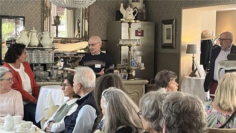 Im romantisch anmutenden Ambiete des Cafès „Der Silberlöffel“ führte Frau Dorothée Grütering, eine Expertin für Agatha Christie und deren berühmte Miss Marple, ein in die Welt der damenhaften Morde. Foto: privat