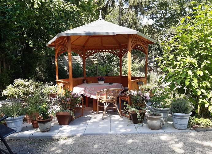 Im romantischen Museumsgarten lädt ein Pavillon zum Verweilen ein.