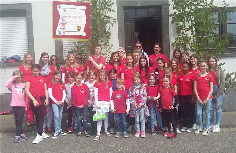 Im rot-weißen Outfit begleiteten die Vereinsmitglieder den Kirmesumzug. privat