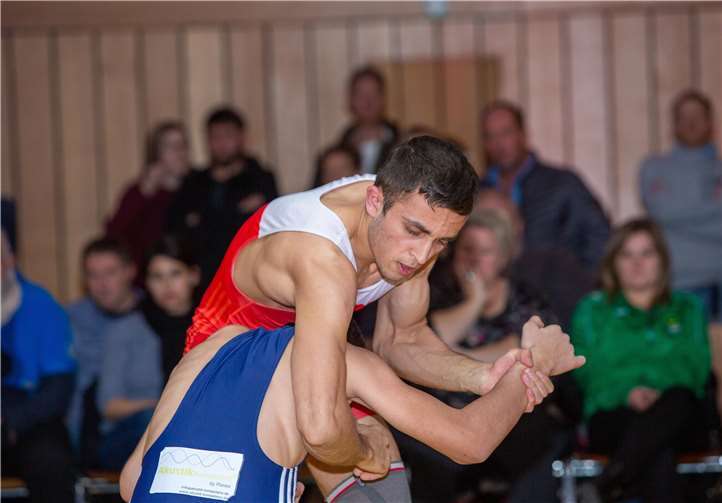 Im roten Trikot kämpft Asadullah Najibullah für die WKG Metternich/Rübenach/Boden.