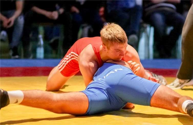 Im roten Trikot ringt Frederik Brandt von der WKG Metternich/Rübenach/Boden.  Markus Hartenfels