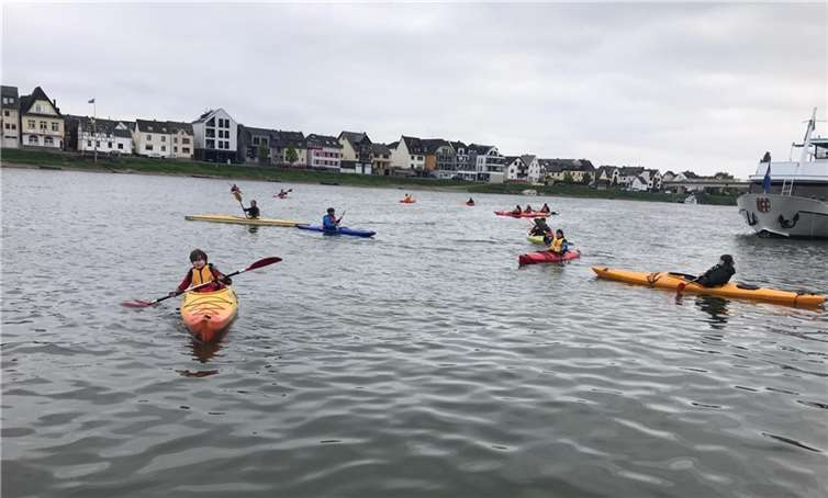 Im ruhigen Seitenarm des Rheins konnten die jungen Teilnehmer gefahrlos Erfahrungen auf dem Wasser sammeln.  Foto: privat