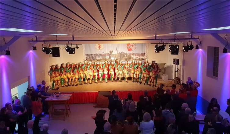 Sportler und Karnevalisten freuen sich über sanierte Halle Im sanierten Hermann-Höfer-Vereinshaus wurde kräftig gefeiert.Quelle: VfL Kesselheim