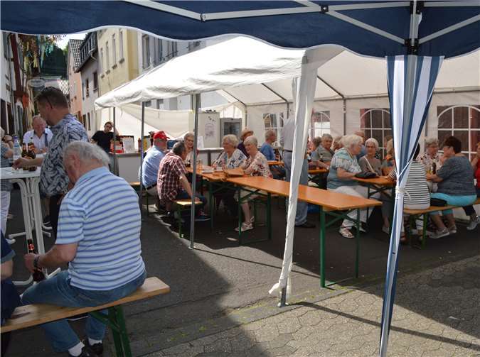 Im schattigen Zelt ließ es sich die Bevölkerung gut gehen. Fotos: -AB-