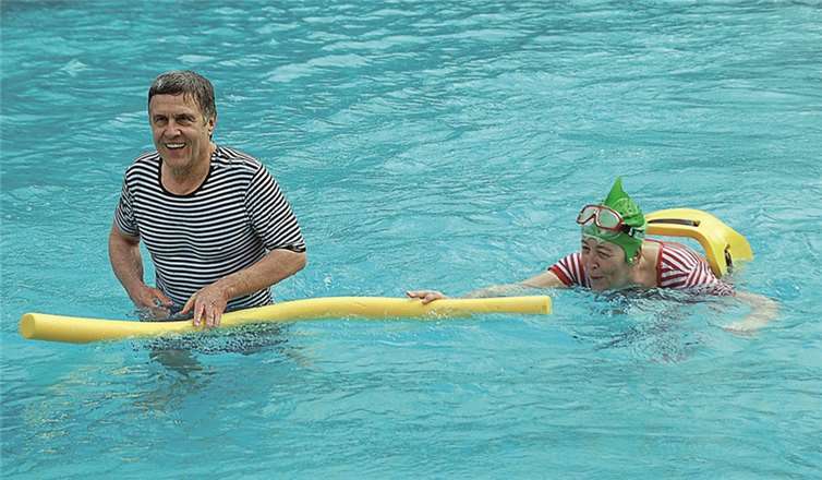 Im schicken nostalgischen Ringelbadeanzug hüpfte er an der Seite von Pia Wasem ins Nass.