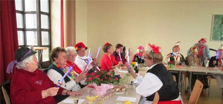 Im schön geschmückten Saal verbrachten die Seniorinnen eine Zeit voller Frohsinn. privat