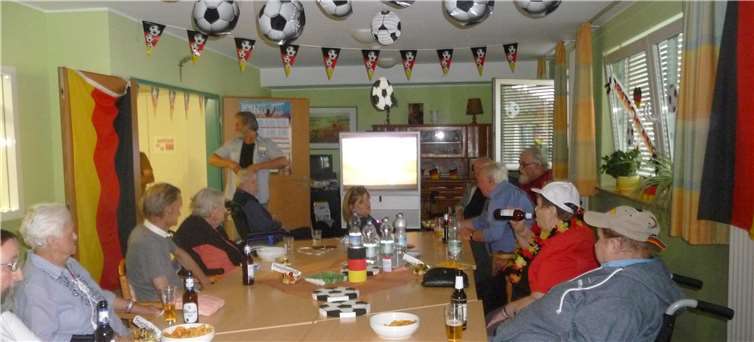 Im schön hergerichteten WM-Zimmer schauen sich die Bewohner gemeinsam die Spiele an. privat