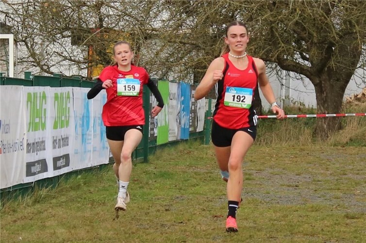 Im spannenden Duell um den ersten Platz lieferten sich Laura Köhler (NLC Neuwied/LG Rhein-Wied) und Jule van der Zwarg (LG Sieg) ein packendes Rennen. Foto: privat
