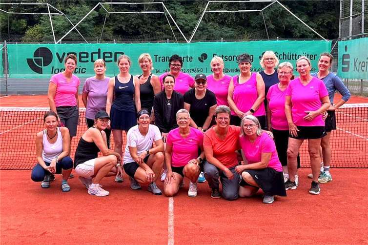 Im spannenden Finale setzte sich das Team Lisa Weßendarp/Stefanie Volpe gegen das Team Tanja Auer/Mechthild Prca durch. Beide Teams erhielten kleine Präsente als Anerkennung ihrer sportlichen Leistungen. Foto: TC Nickenich 88