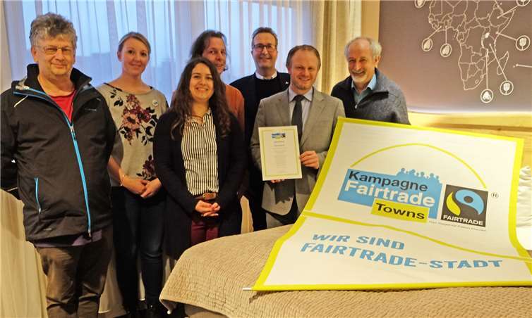 Im speziell gestalteten Fairtrade-Themenzimmer des food hotels freut sich die Steuerungsgruppe der Stadt Neuwied über die Titelverlängerung (von links): Thomas Schmidt, Alena Linke, Julia Wiederstein, Thorsten Klein, Jörg Germandi, Oberbürgermeister Jan Einig und Wolfgang Rahn. Fotos: privat