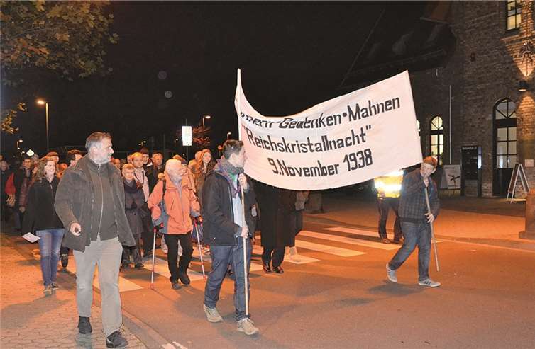 Im stillen Gedenken ziehen viele Rheinbacher zur Reichskristallnacht am 9. November wieder durch die Straßen der Stadt. WM