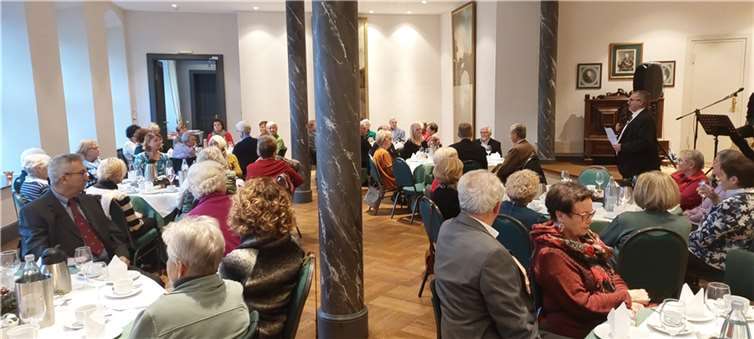 Im stimmungsvoll geschmückten Festsaal von Schloss Sayn begrüßte der 1. Vorsitzende Landrat Dr. Saftig am Nikolaustag die Gäste.  Foto: Förderkreis Abtei Sayn e.V.