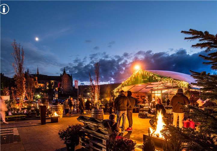 Im stimmungsvollen Ambiente können die Besucher weihnachtliche Deko erstehen. Foto: Dominik Ketz
