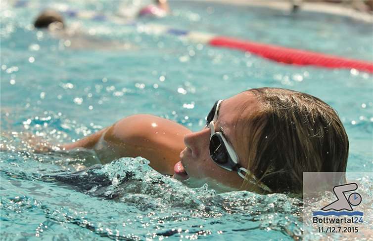 Im strahlenden Sonnenschein schwimmt Ilka Bahn für Bahn.