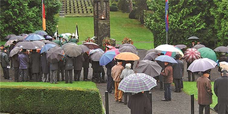 Im strömenden Regen gedachten zahlreiche Bad Breisiger Bürger den Opfern der Kriege.