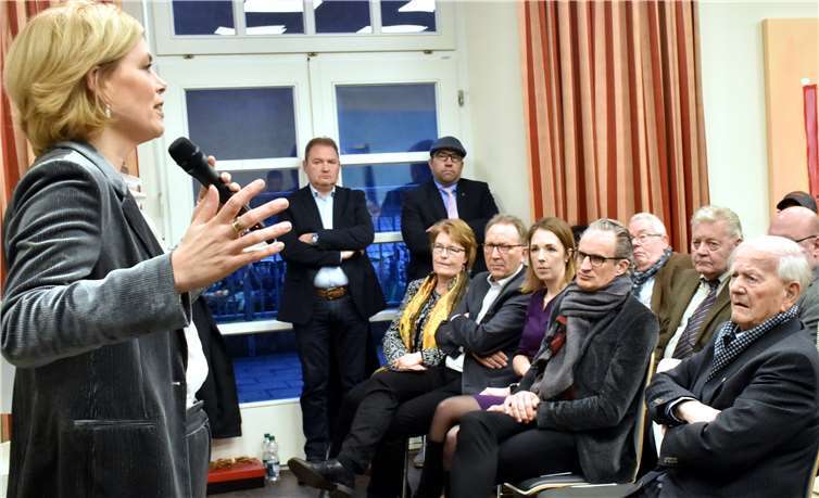 Mit 70 Traktoren zum Neujahrsempfang Im überfüllten Saal der Jugendherberge referierte Julia Klöckner beim CDU Neujahrsempfang.