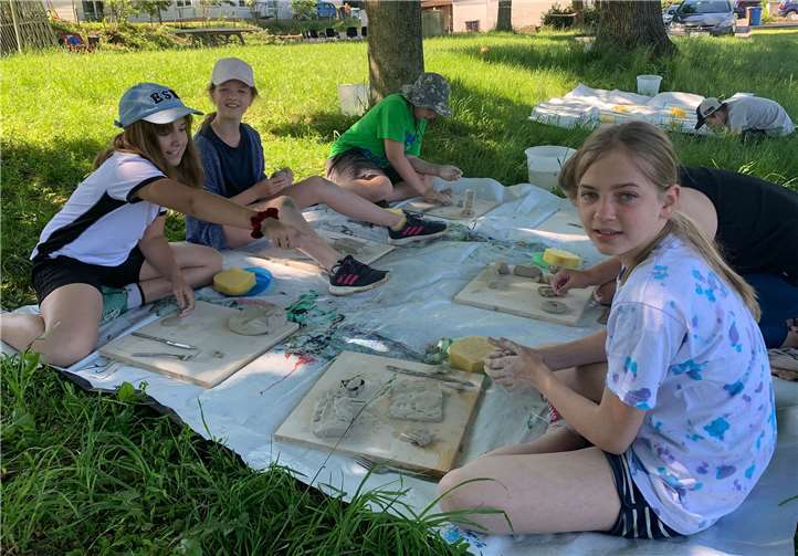 Im und um das Bürgerhaus Torney hatten Mädchen und Jungen viel Spaß bei der Kreativwiese, einem neuen Angebot des KiJub. Foto: Stadt Neuwied