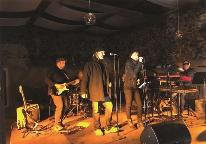 Im urigen Ambiente des weihnachtlich geschmückten „Hummeshof“ in der Brunnenstraße 9 fand ein exklusives Christmas-Rock-Konzert statt.