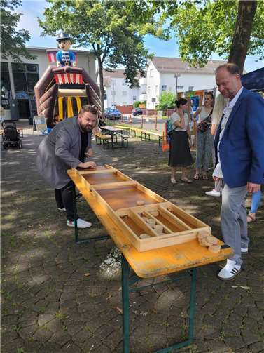 Im vergangenen Jahr besuchten Bürgermeister Christoph Mohr und Fachbereichsleiter Ordnung und Soziales, Thomas Bach, den Sommertreff und testeten die zahlreichen Spiele.  Foto: T. Artzdorf