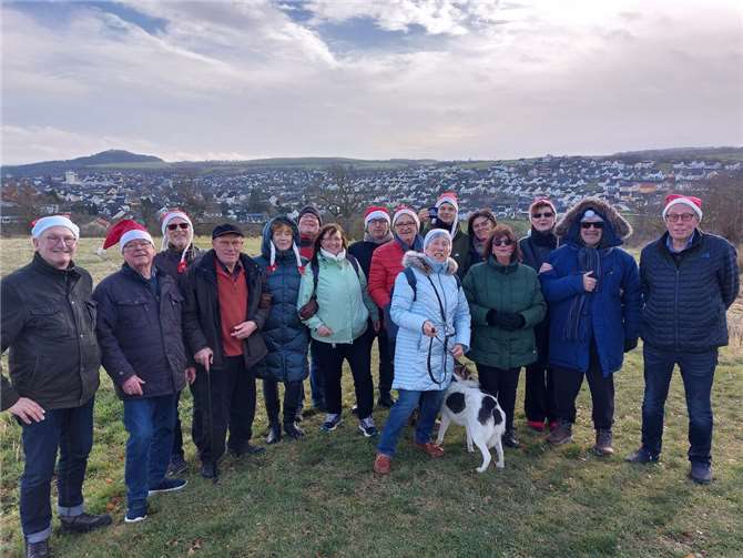 Im vergangenen Jahr besuchten die caiatinischen Freunde Ochtendung während des Weihnachtsmarkts und nahmen auch an der Winterwanderung teil. Diese führte Gäste und Gastgeber an die Marienkapelle in den Berghecken.Foto: privat