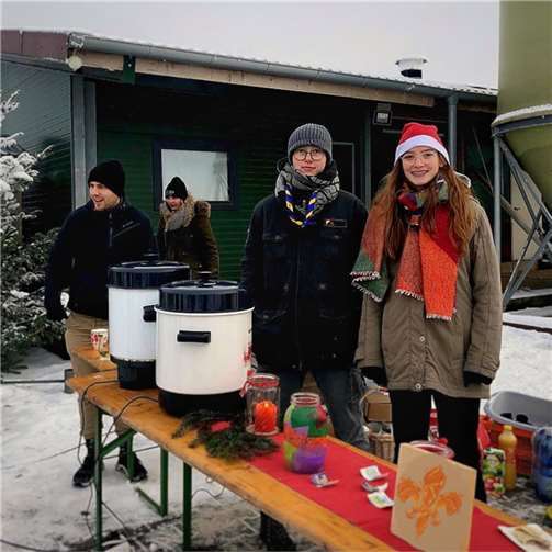 Im vergangenen Jahr gab es pünktlich zum Tannenbaumverkauf Minusgrade und Schnee. Doch mit warmen Punsch ging es super.  Foto: privat
