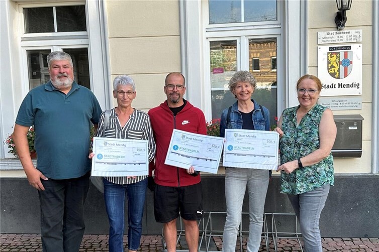 Im vergangenen Jahr konnte Stadtbürgermeister Achim Grün (links) gemeinsam mit Bibiana Koch-Mittler, Koordinatorin des „Stadtradelns“ für die Stadt Mendig, Siegerschecks an Petra Bläser, Christoph Kettner und Elke Mintgen übergeben. In diesem Jahr kommt die Prämie der „VOR-TOUR der Hoffnung“ zu Gute. 