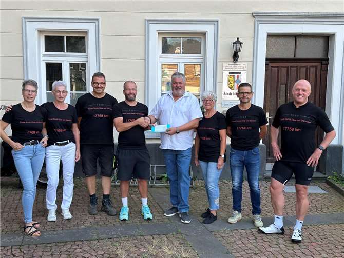 Im vergangenen Jahr konnte Stadtbürgermeister Achim Grün (4. von rechts) den Siegerscheck an Christoph Kettner (4. von links) und das Siegerteam „Power durch Obst und Gemüse“ überreichen. Archiv-Foto: Stefan Pauly/VG-Verwaltung Mendig