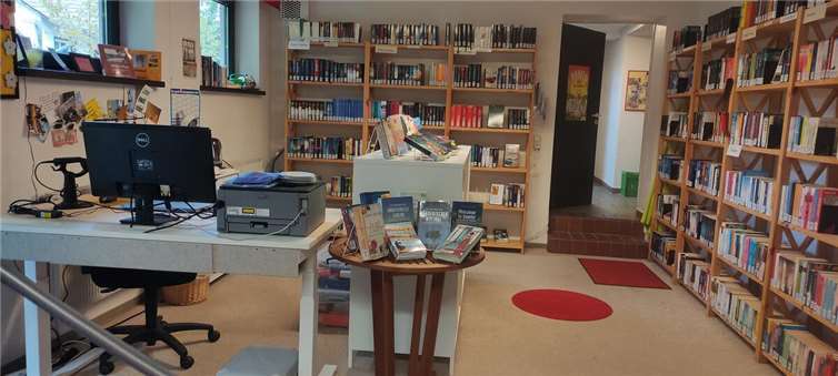 Im vergangenen Jahr konnte die Bücherstube Merkelbach mit Unterstützung der Förderung durch die Ehrenamtlichen Bürgerprojekte einen Tisch für die Ausleihe und einen Bücherschrank anschaffen. Foto: Bücherstube Merkelbach / Anna Reusch