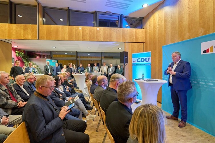 Im voll besetzen Pfarrheim in Weitersburg präsentierte Ministerpräsident Gordon Schnieder mit klaren Worten klare Ziele für Rheinland-Pfalz.