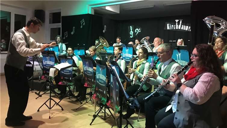 Im voll besetzten Bürgerhaus in Kirchdaun präsentierten sich die Kirchdauner Dorf-Musikanten beim Jubiläumskonzert zum 40-jährigen Bestehen des Vereins in musikalischer Hochform. Foto: privat