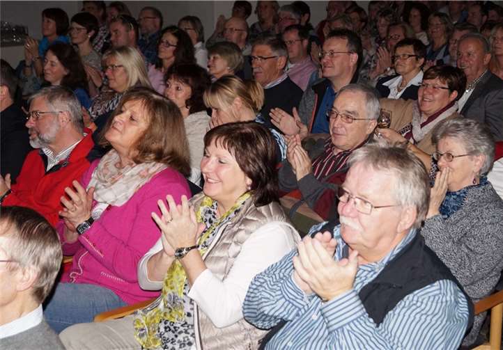 Im voll besetzten Kapuzinerkloster präsentierte Manuel Andrack unter der Regie von Eckart von Hirschhausen seine kleine Wandershow..