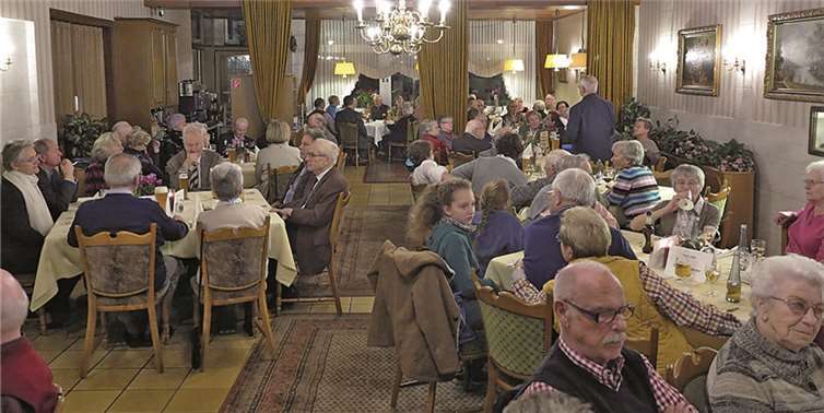 Im voll besetzten Saal der „Rheinkrone“ ließen sich die Nachbarn den Döppekooche schmecken.privat