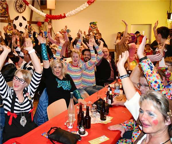 Im vollbesetzten Saal des Dorfgemeinschaftshauses wurde am Karnevalsfreitag kräftig gefeiert. Fotos: RASCH