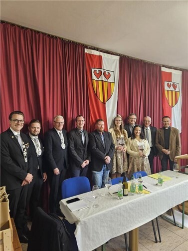 Im vollbesetzten Sängerheim des Männerchors Bachem führten Andreas Graf und Johannes Stieber kürzlich durch ein abwechslungsreiches und interessantes Programm beim Leonhardus-Frühschoppen. Foto: Melanie Giffels