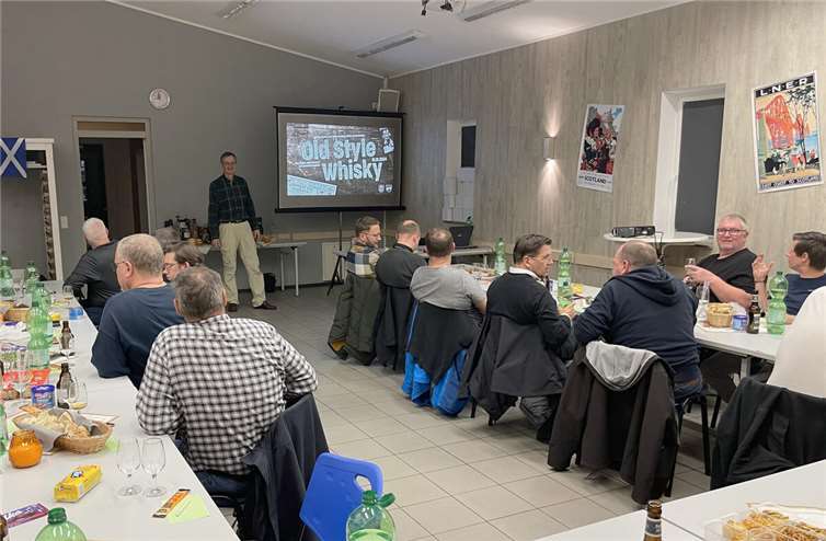 Im vollbesetzten Vereinsheim des FC Unkel 80 konnten alte Whisky-Abfüllungen verkostet werden.Foto: Bürgervereine Unkel und Scheuren