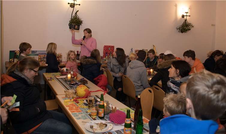 Im vollen Dorfsaal wurden nach dem Zug die Preise der Martinstombola verlost.