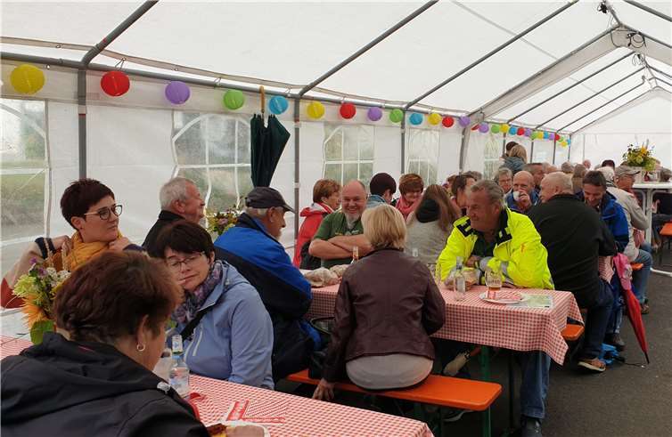 Im vollen Zelt wurde es durch Heizstrahler richtig gemütlich.Fotos: privat