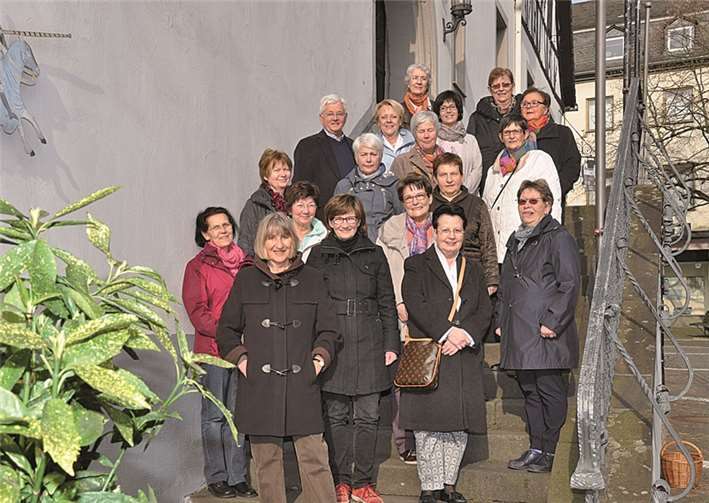 Im vor zwei Jahren in der Linzer Rheinstraße eröffneten Weltladen arbeitet eine große Anzahl ehrenamtlicher Mitarbeiter, die alle mit Freude ihren Dienst tun. Einige dieser Mitarbeiter trafen sich in diesen Tagen für ein Gruppenfoto, das auf der Treppe der Burg Linz gemacht wurde.privat
