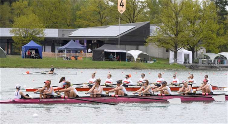 Im vorderen Achter 4. von rechts: Sofie Siering. Im Hintergrund feuert Hanna ihre Teamkollegin an.  Fotos: Detlev Seyb, meinruderbild.de