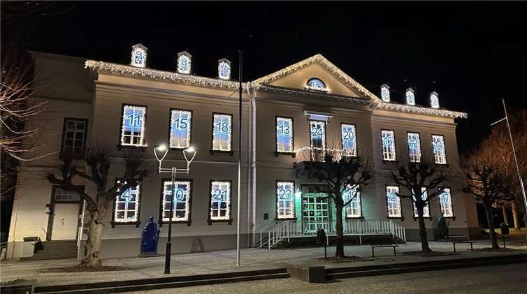 „Wir investieren in die Zukunft unserer Stadt“ Im weihnachtlich dekorierten Rathaus hat der Sinziger Stadtrat die finanziellen Weichen für das kommende Jahr gestellt. Foto: ROB