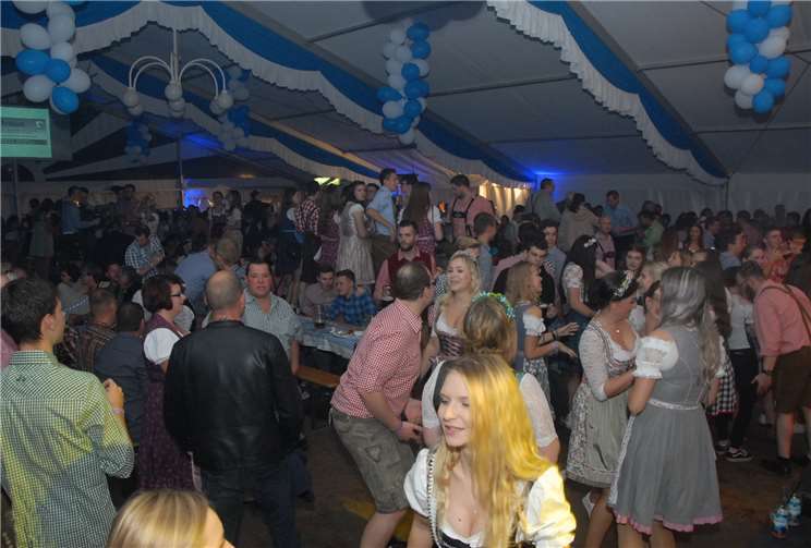 Im weiß-blau geschmückten Festzelt kochte die Stimmung und es wurde ausgelassen gefeiert und getanzt.