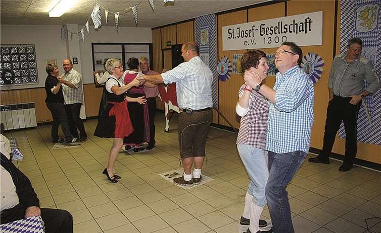 Im weiß-blau geschmückten Vereinsheim der Jusseps-Jonge legten viele Gäste in zünftiger Tracht eine heiße Sohle aufs Parkett.