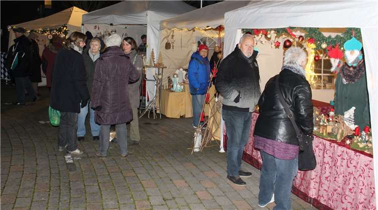 Im weiten Rund der weihnachtlichen dekorierten Verkaufsständewar nach dem Einkauf Gelegenheit zum Plauschen. Fotos: DL
